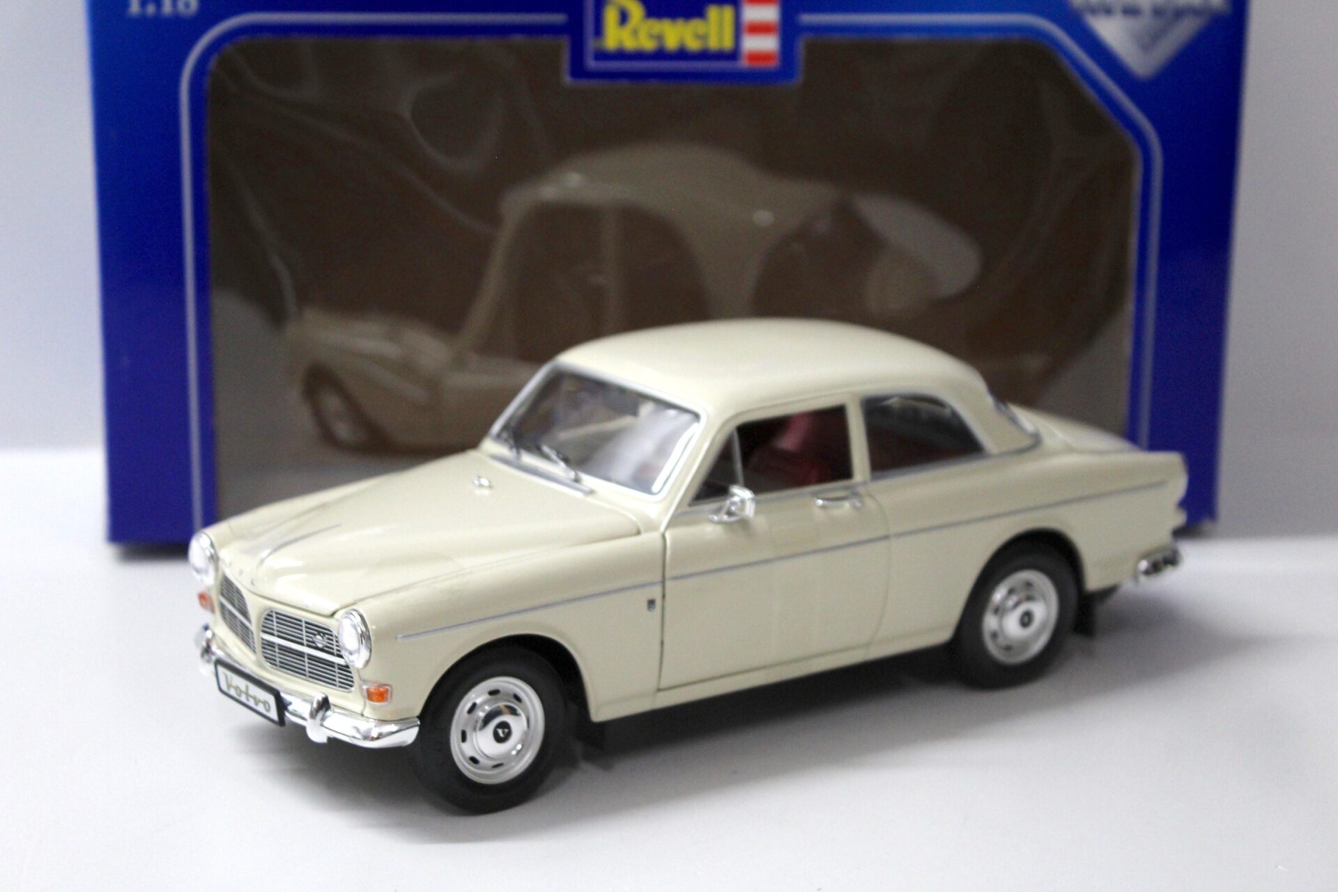 1:18 Revell Volvo P121 "Amazon" beige
