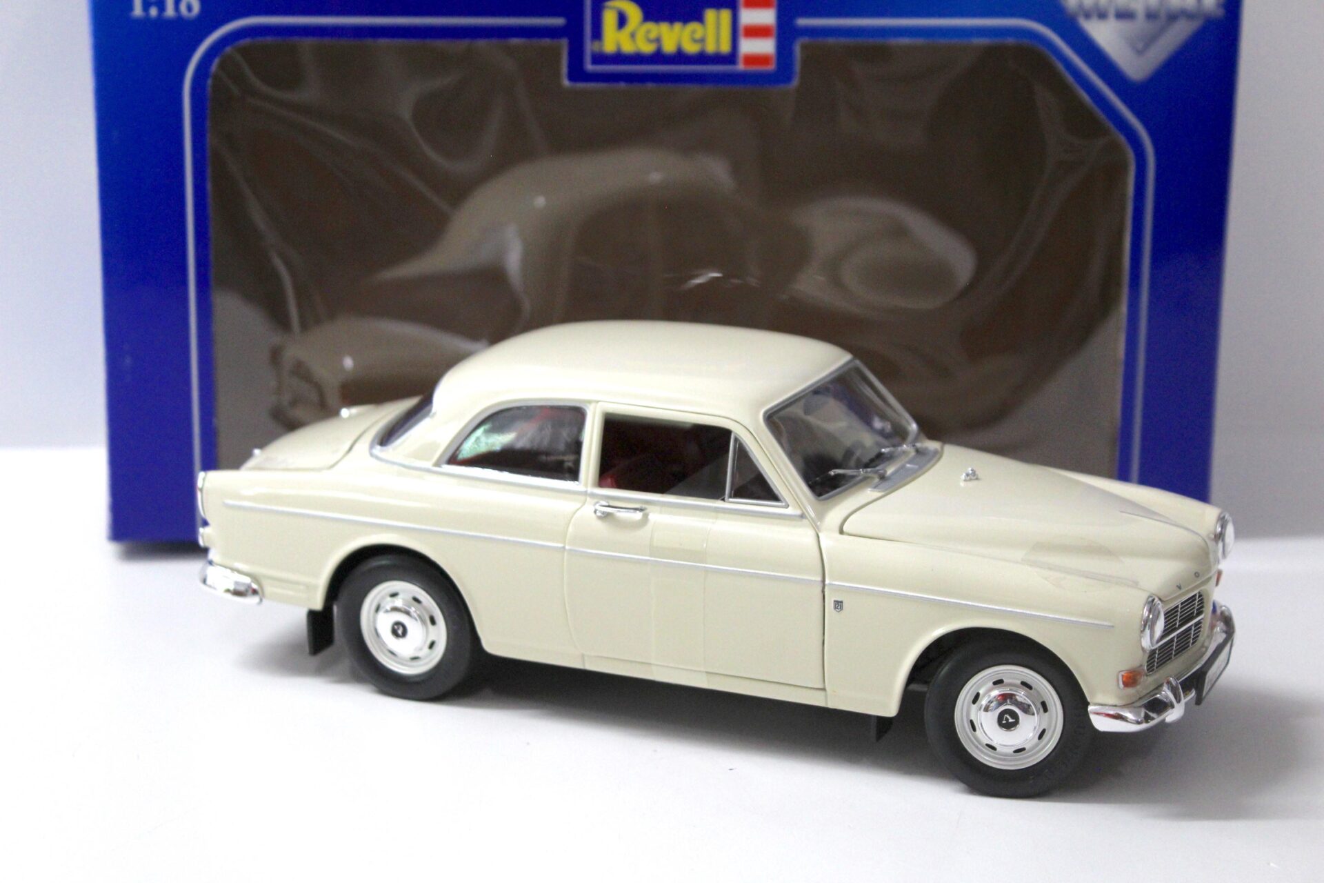 1:18 Revell Volvo P121 "Amazon" beige