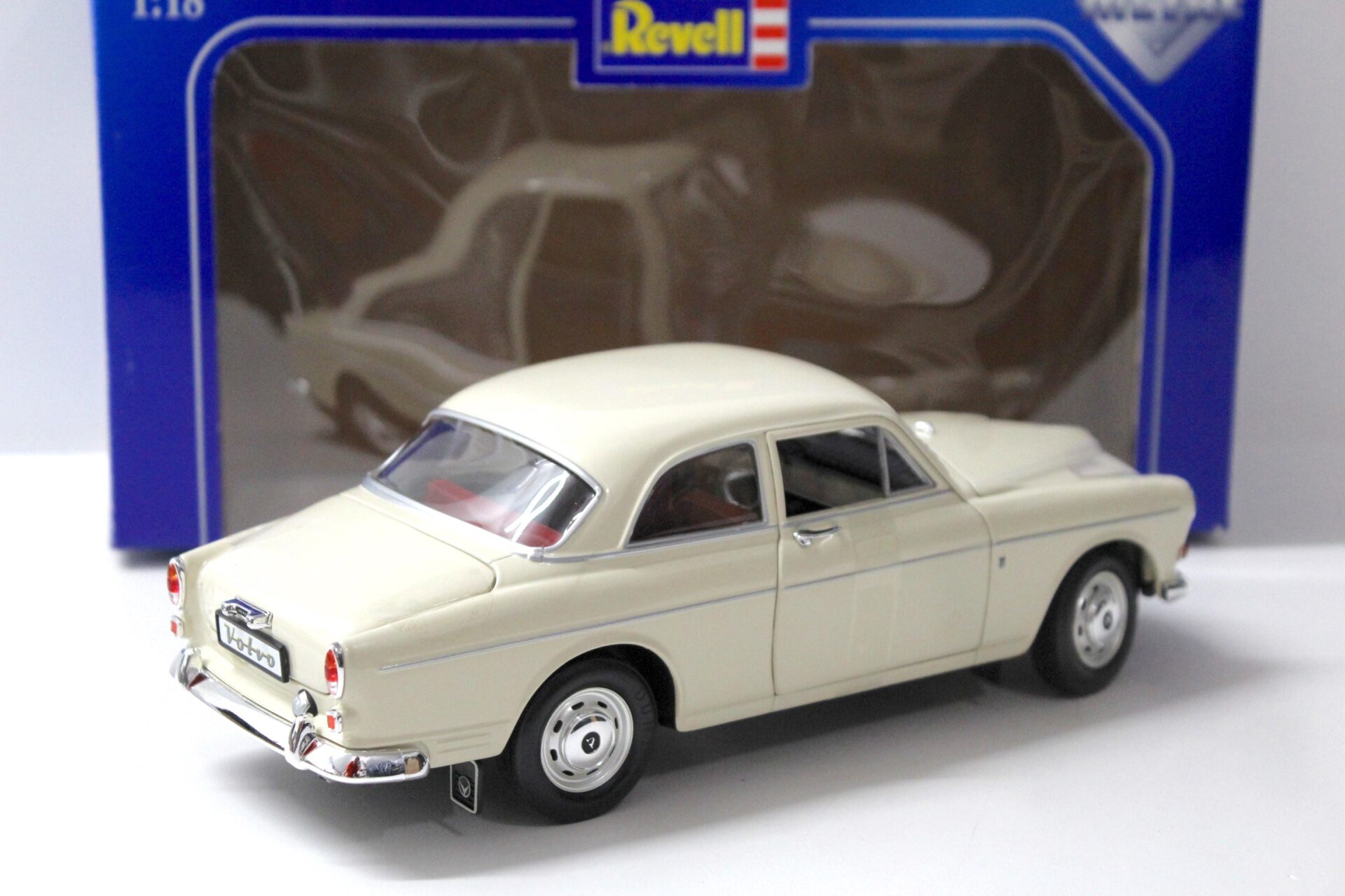 1:18 Revell Volvo P121 "Amazon" beige