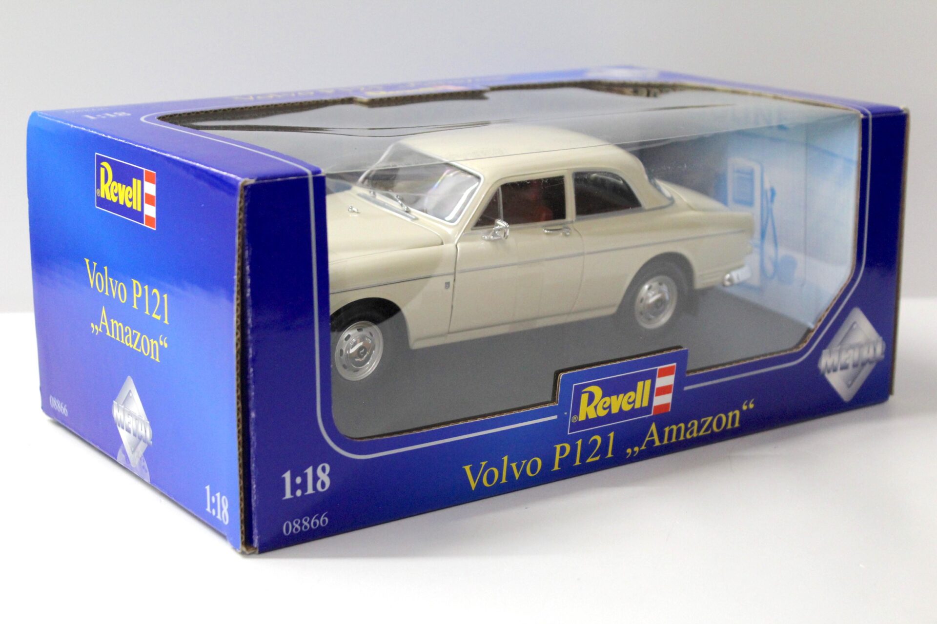 1:18 Revell Volvo P121 "Amazon" beige