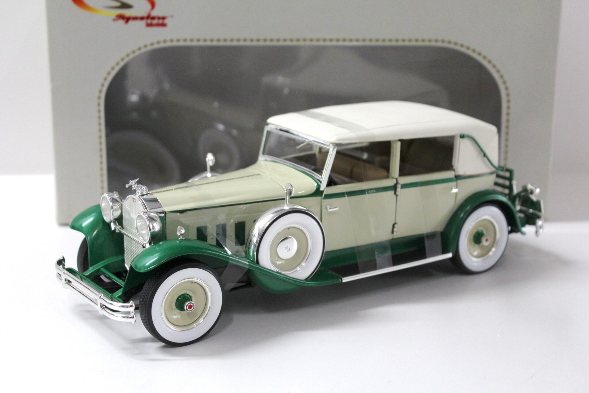 1:18 Signature Models 1930 Packard Brewster beige/ green