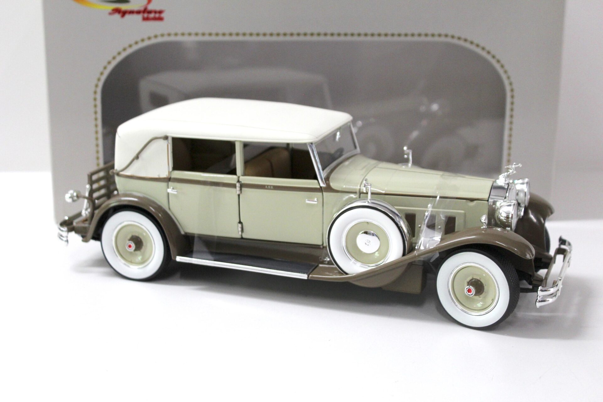 1:18 Signature Models 1930 Packard Brewster beige/ brown