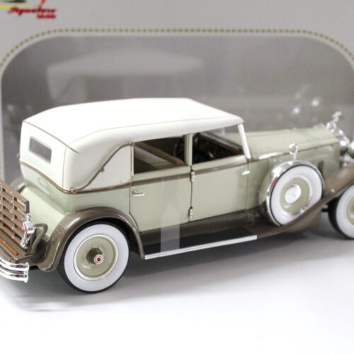 1:18 Signature Models 1930 Packard Brewster beige/ brown