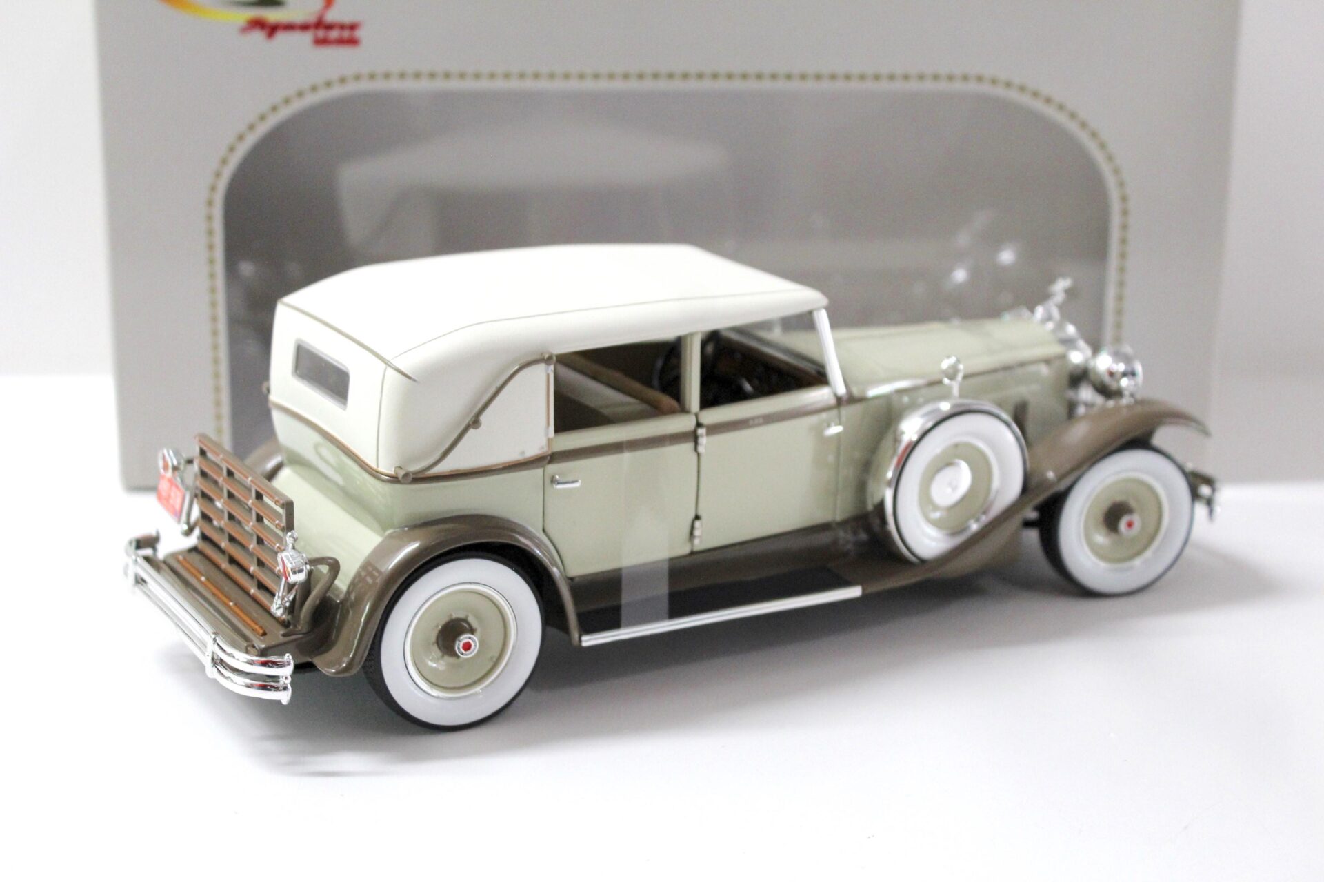 1:18 Signature Models 1930 Packard Brewster beige/ brown
