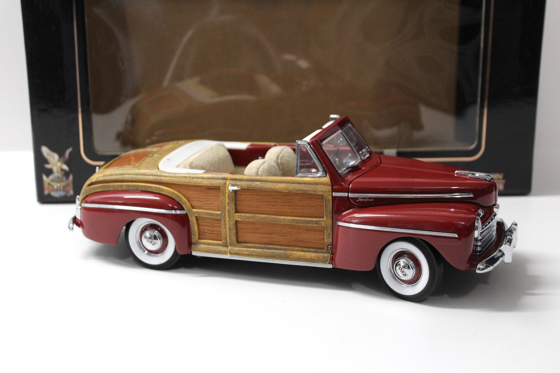 1:18 Road Signature 1946 Ford Sportsman Convertible dark red
