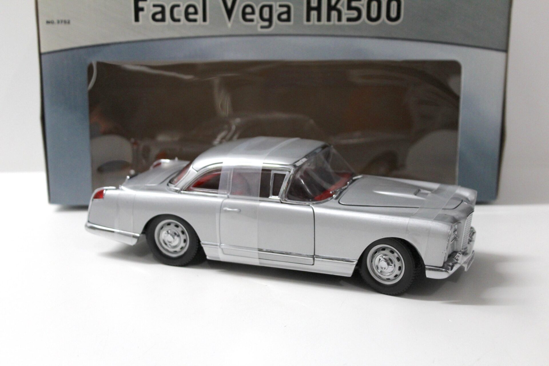 1:18 SunStar Facel Vega HK500 Coupe silver