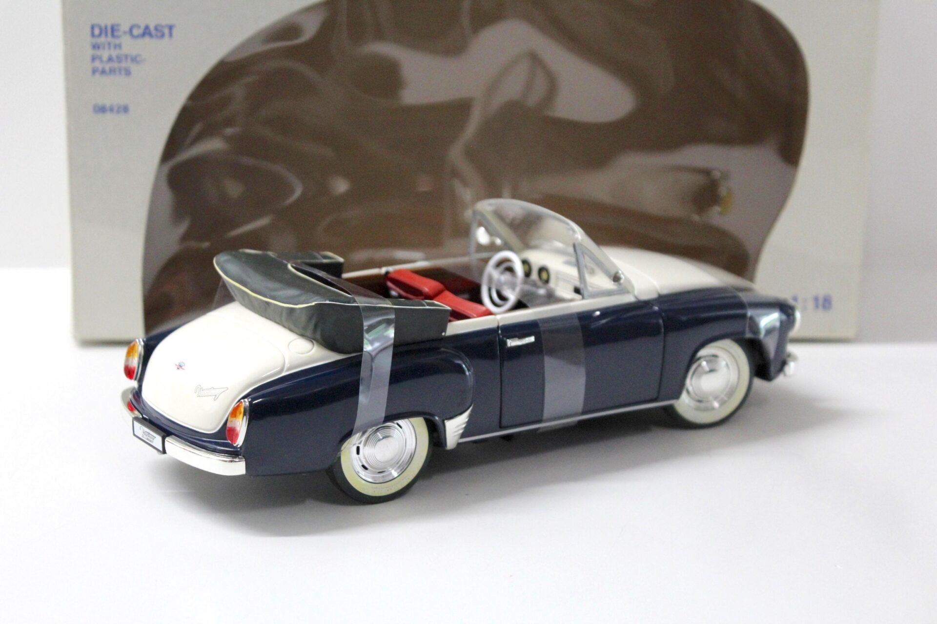 1:18 Revell Wartburg 311 Cabriolet dark blue/ white