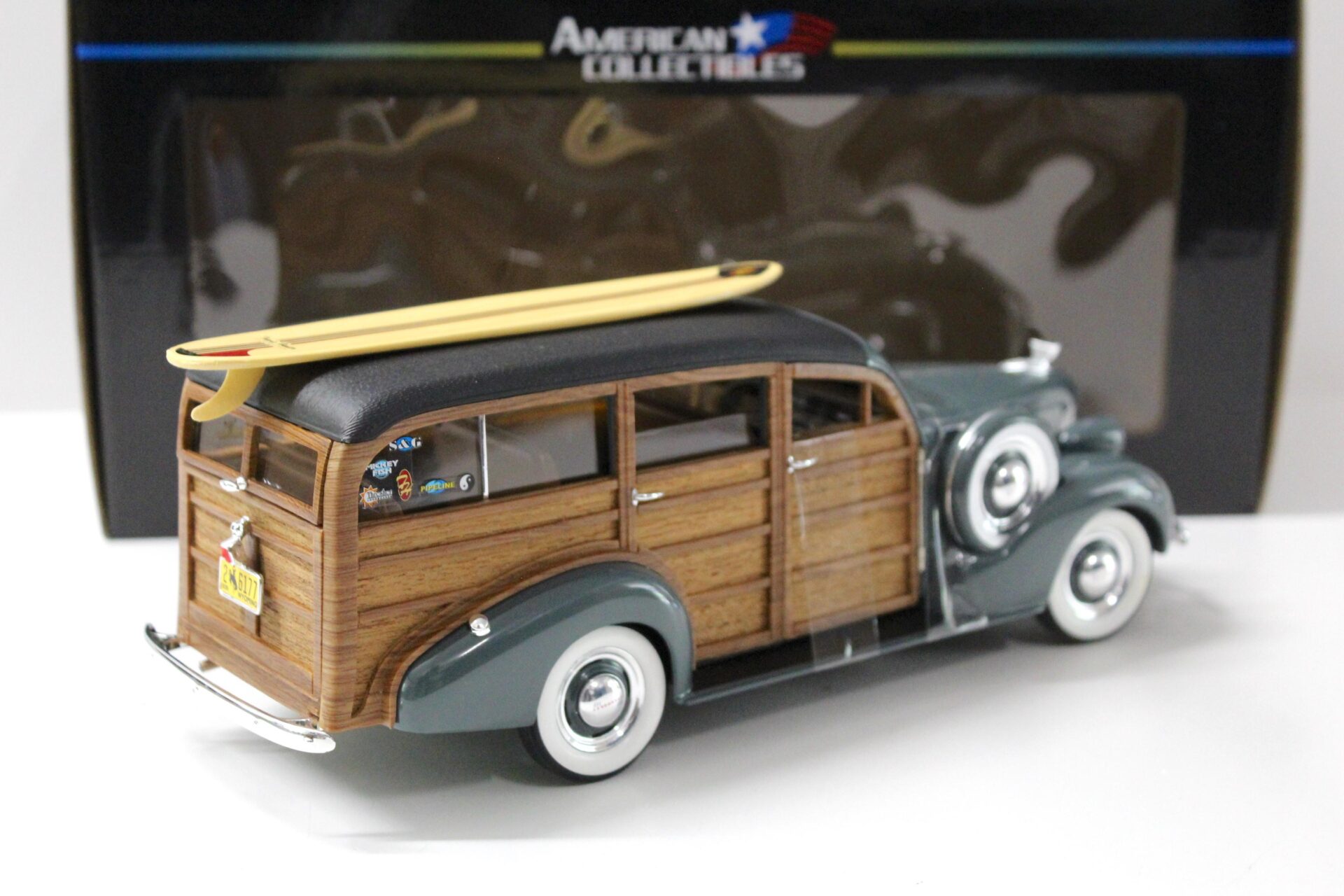 1:18 Sun Star 1939 Chevrolet Woody Surf Wagon Granville grey