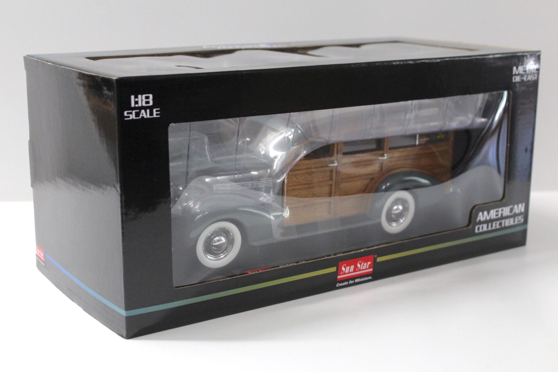 1:18 Sun Star 1939 Chevrolet Woody Surf Wagon Granville grey