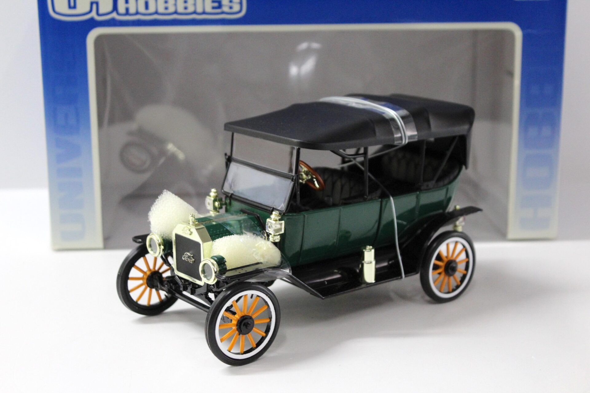 1:18 Universal Hobbies UH Ford Model "T" Touring Soft Top green