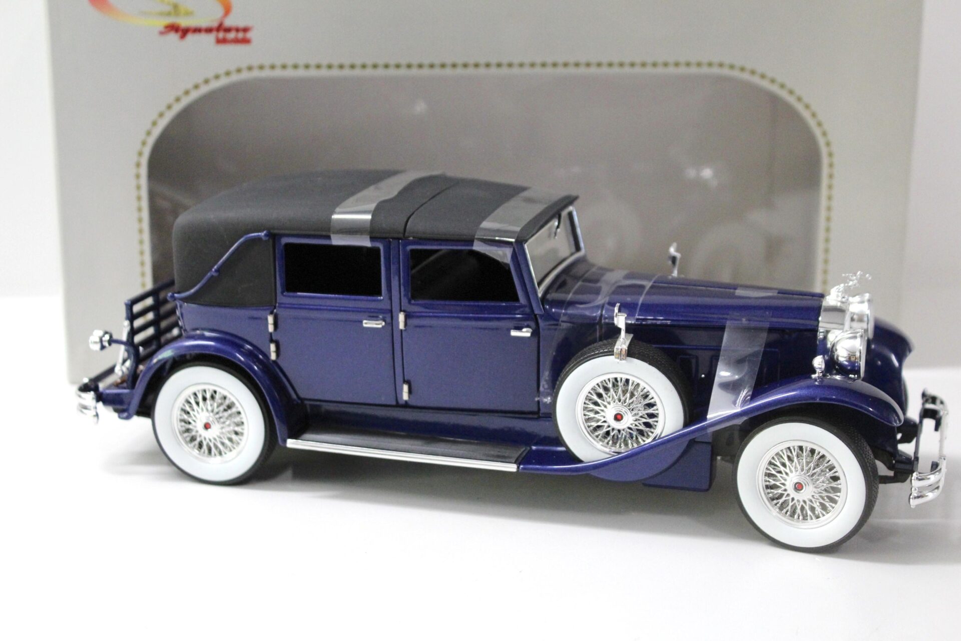 1:18 Signature Models 1930 Packard LeBaron blue