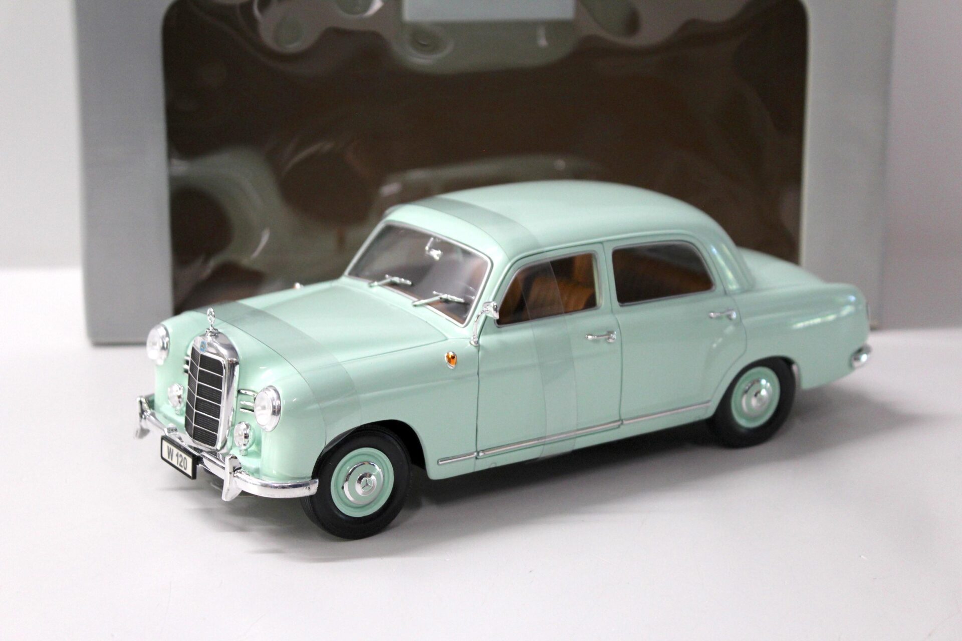 ID 44415 orig.jpg 1:18 Revell Mercedes 180 Ponton Perlmutt green DEALER VERSION