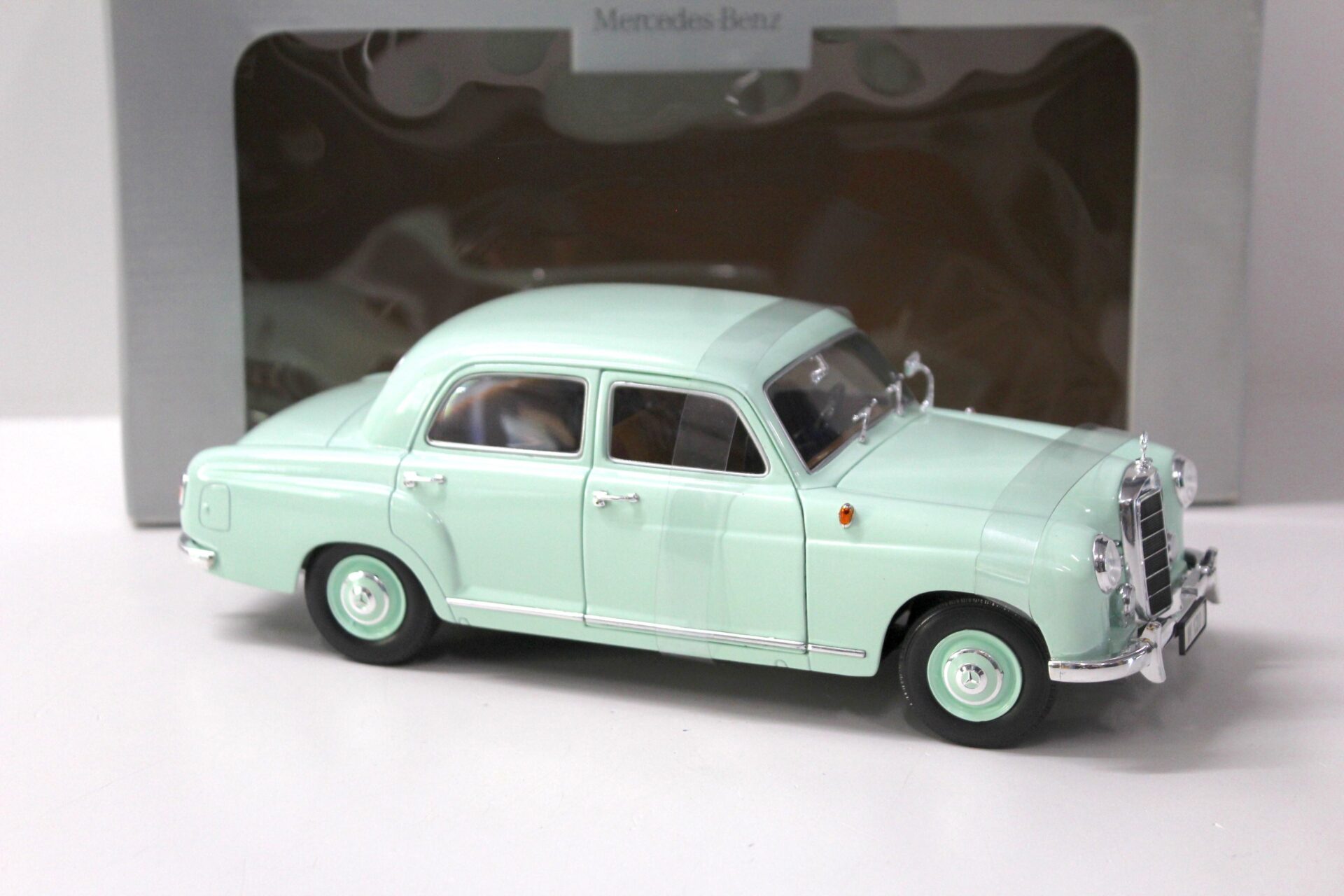 1:18 Revell Mercedes 180 Ponton Perlmutt green DEALER VERSION