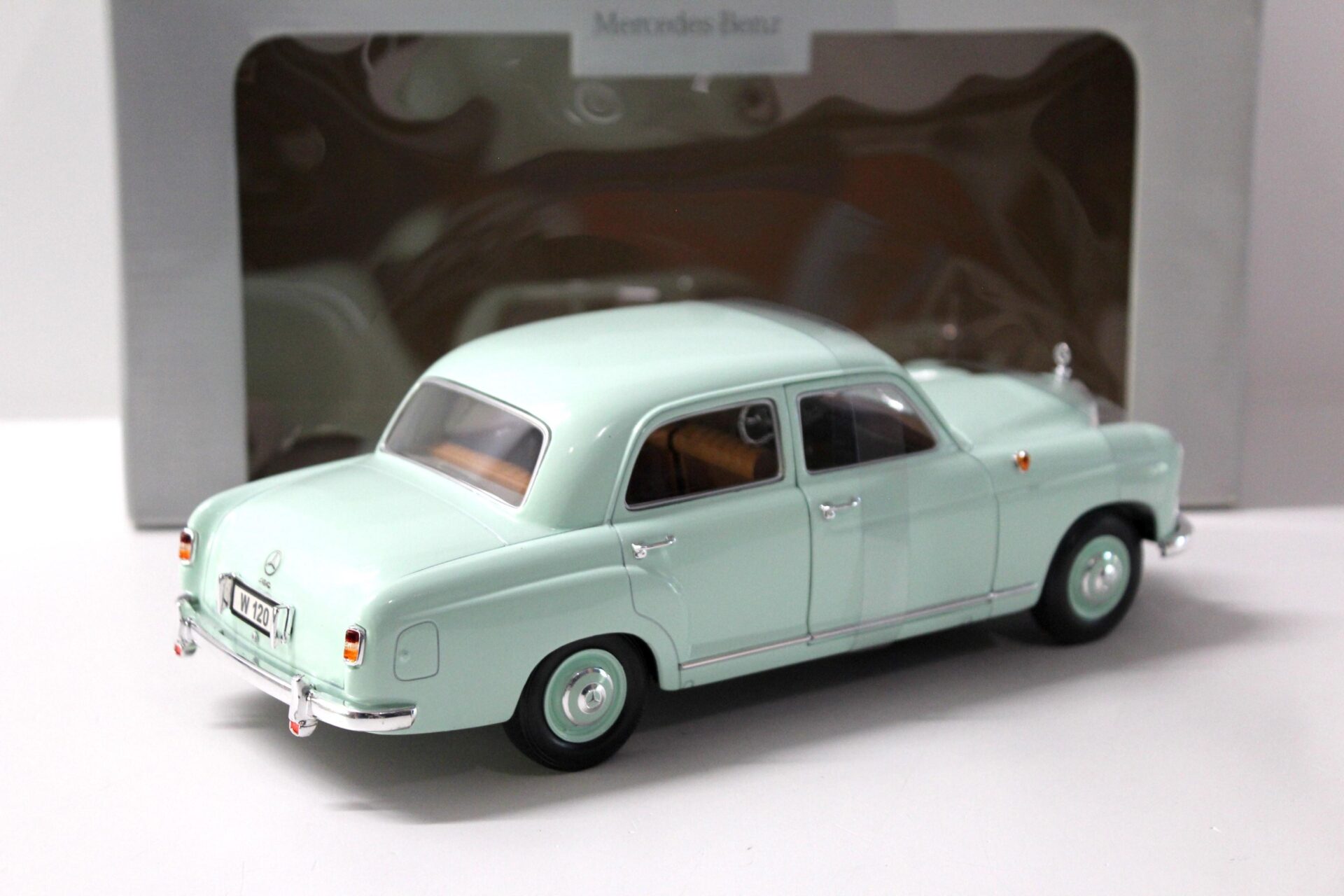1:18 Revell Mercedes 180 Ponton Perlmutt green DEALER VERSION