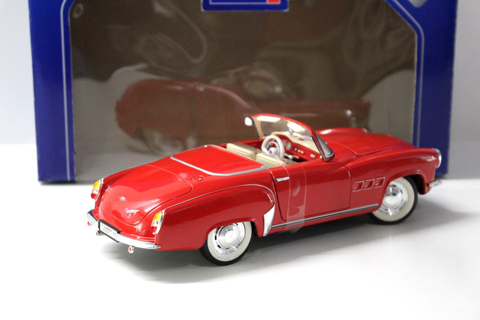 1:18 Revell Wartburg 313 Sportcoupe red