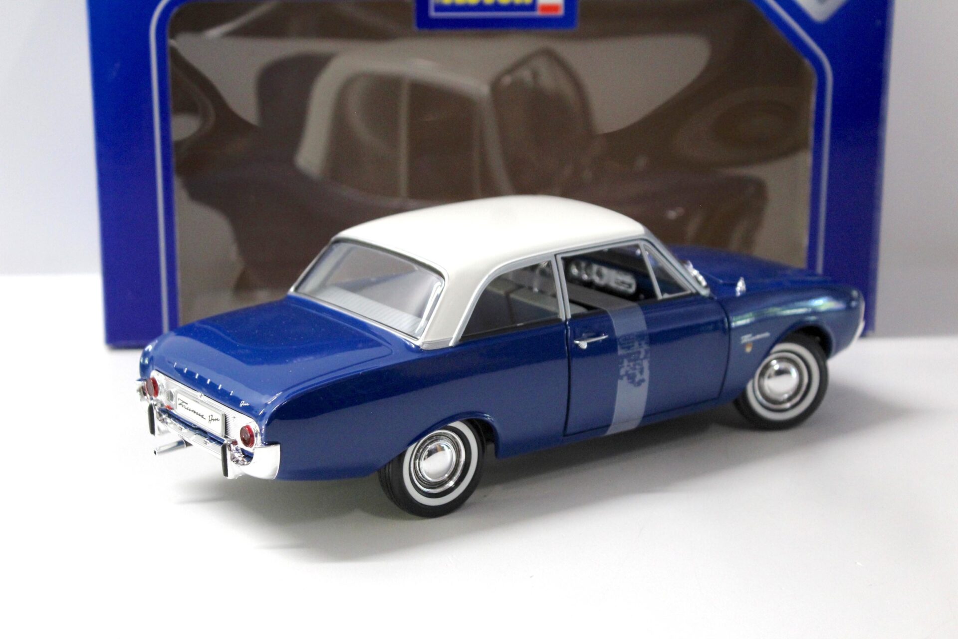1:18 Revell Ford Taunus 17M dark blue/ white roof