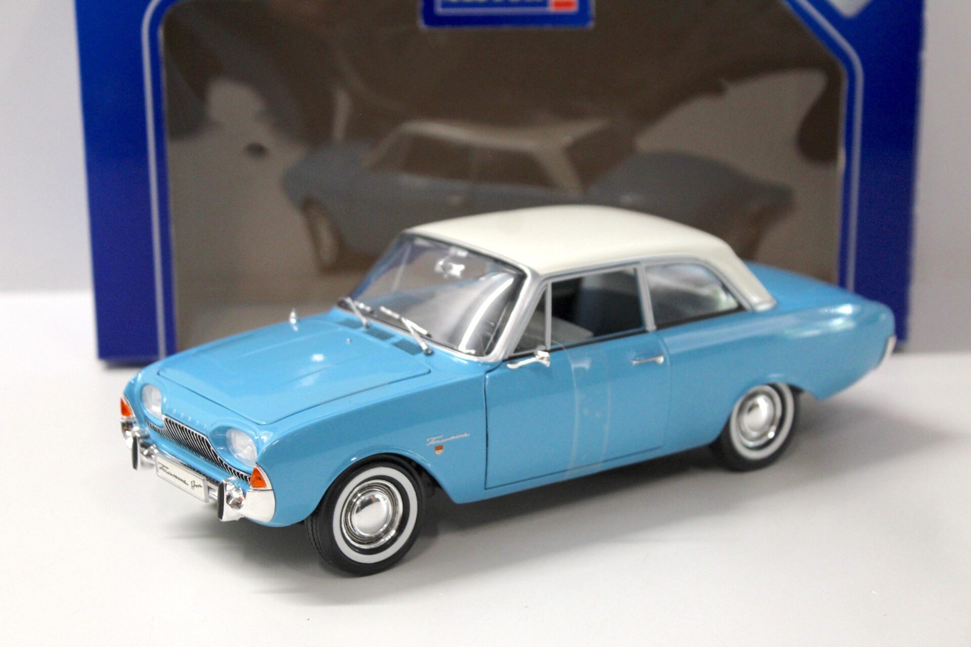 1:18 Revell Ford Taunus 17M light blue/ white roof