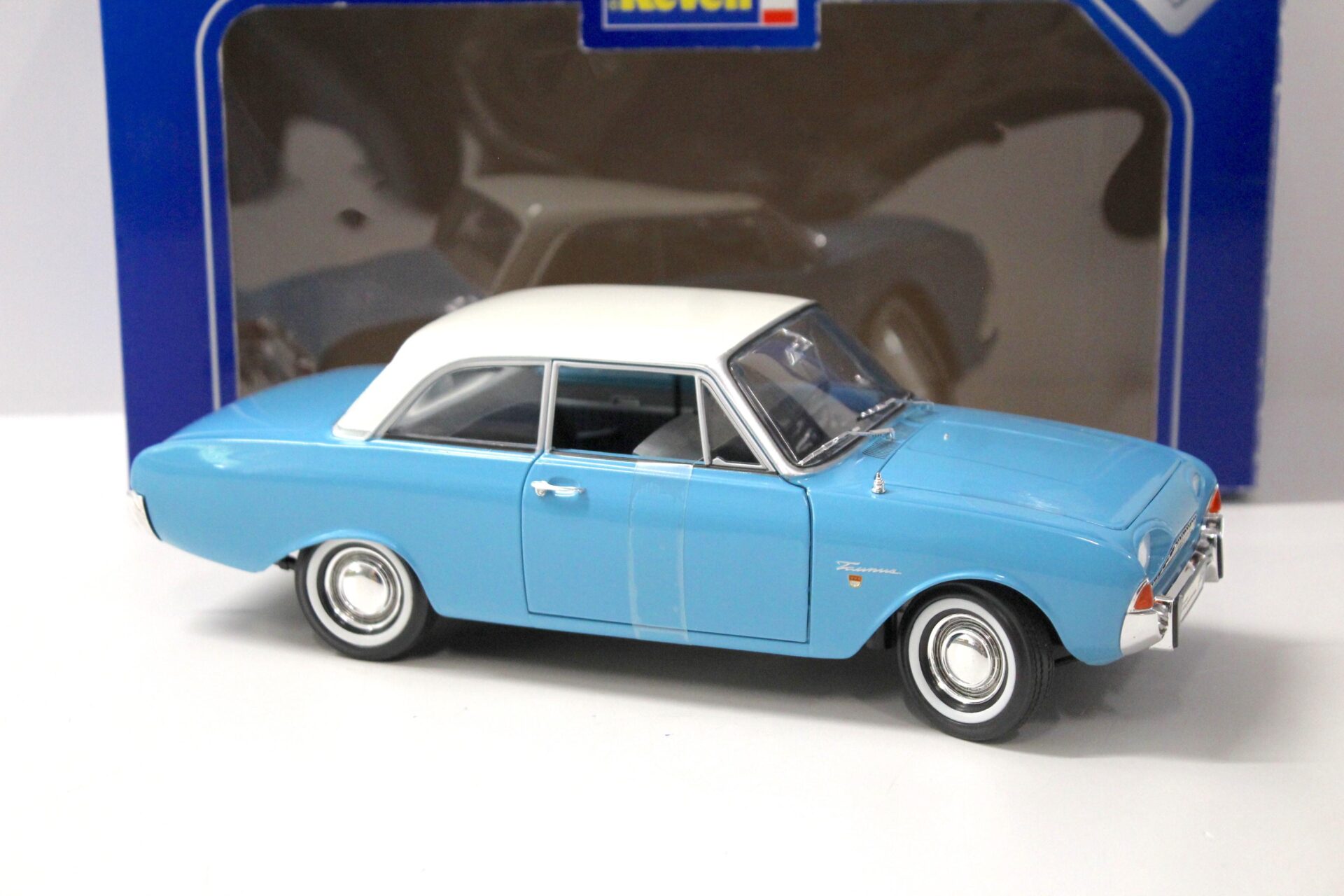 1:18 Revell Ford Taunus 17M light blue/ white roof