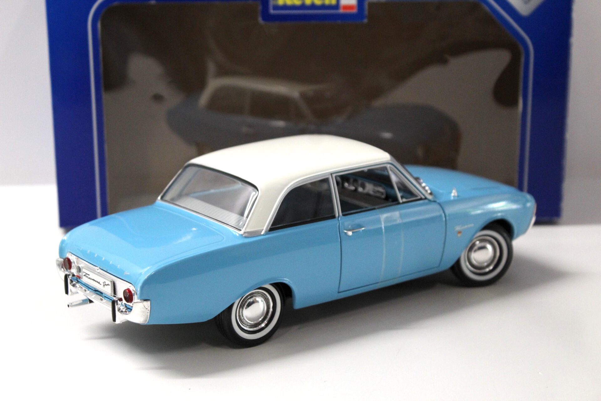 1:18 Revell Ford Taunus 17M light blue/ white roof
