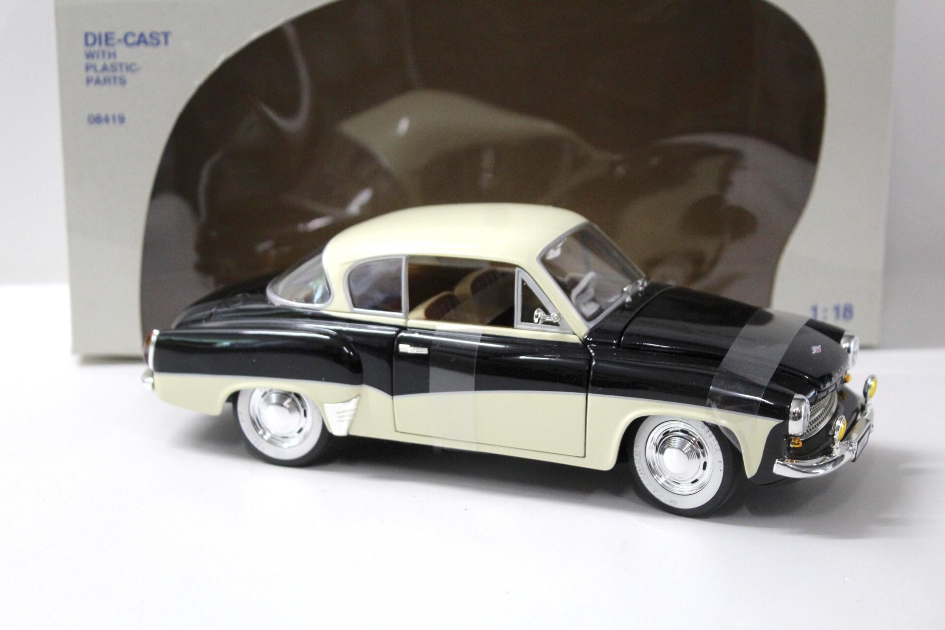 1:18 Revell Wartburg 311 Coupe black/ beige