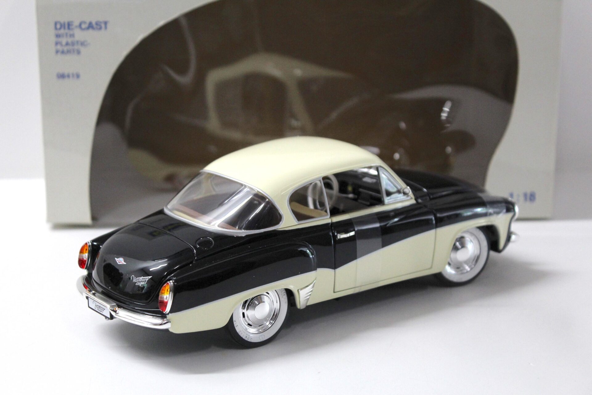 1:18 Revell Wartburg 311 Coupe black/ beige