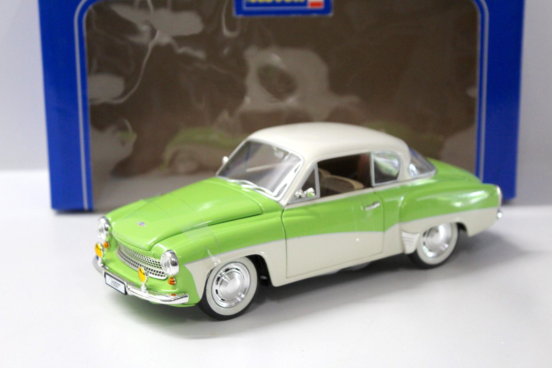 1:18 Revell Wartburg 311 Coupe green/ white