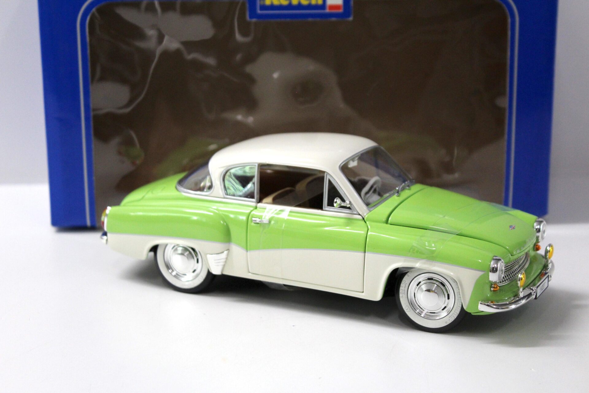 1:18 Revell Wartburg 311 Coupe green/ white