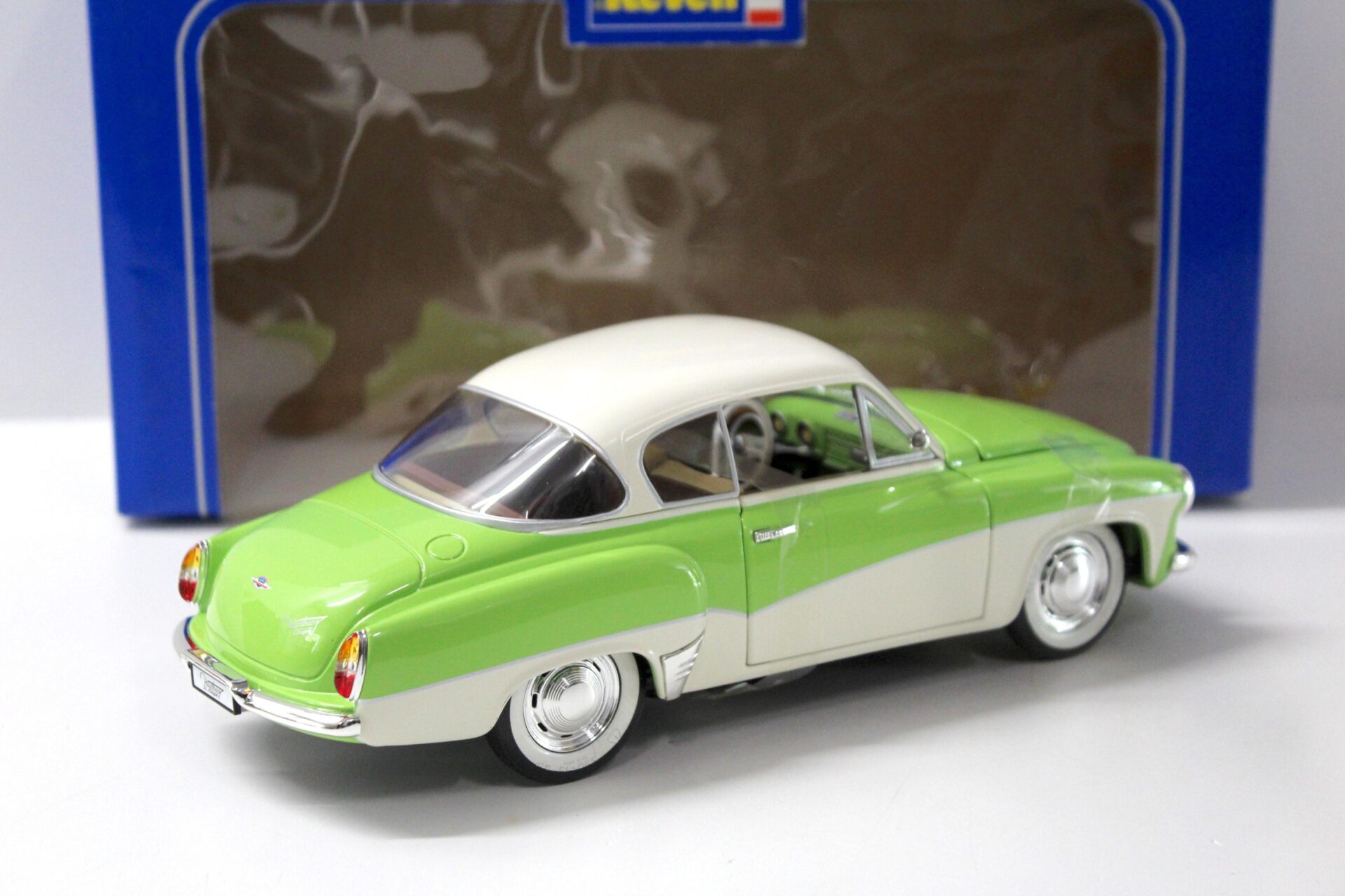 1:18 Revell Wartburg 311 Coupe green/ white