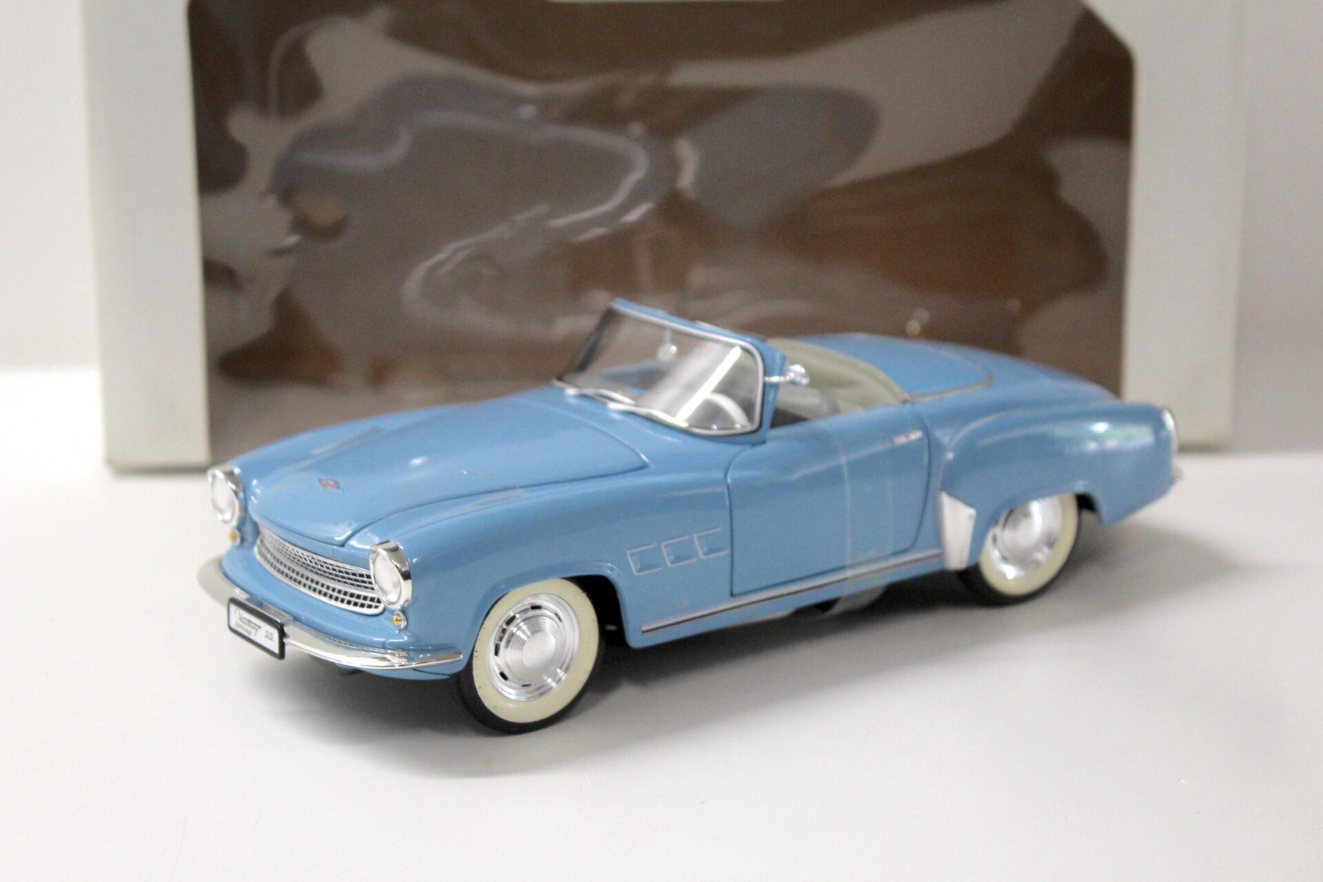 ID 44447 orig 1.jpg 1:18 Revell Wartburg 313 light blue/ grey roof LIMITED SONDERMODELL