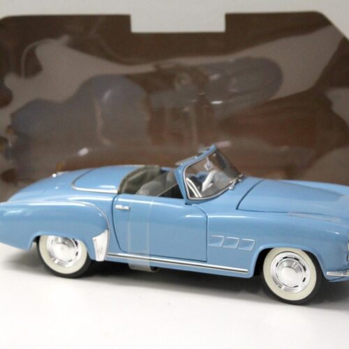 1:18 Revell Wartburg 313 light blue/ grey roof LIMITED SONDERMODELL