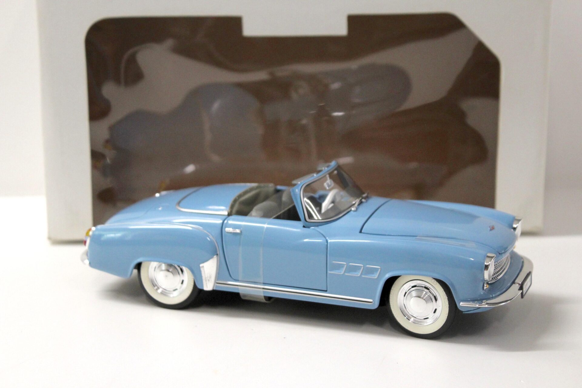 1:18 Revell Wartburg 313 light blue/ grey roof LIMITED SONDERMODELL