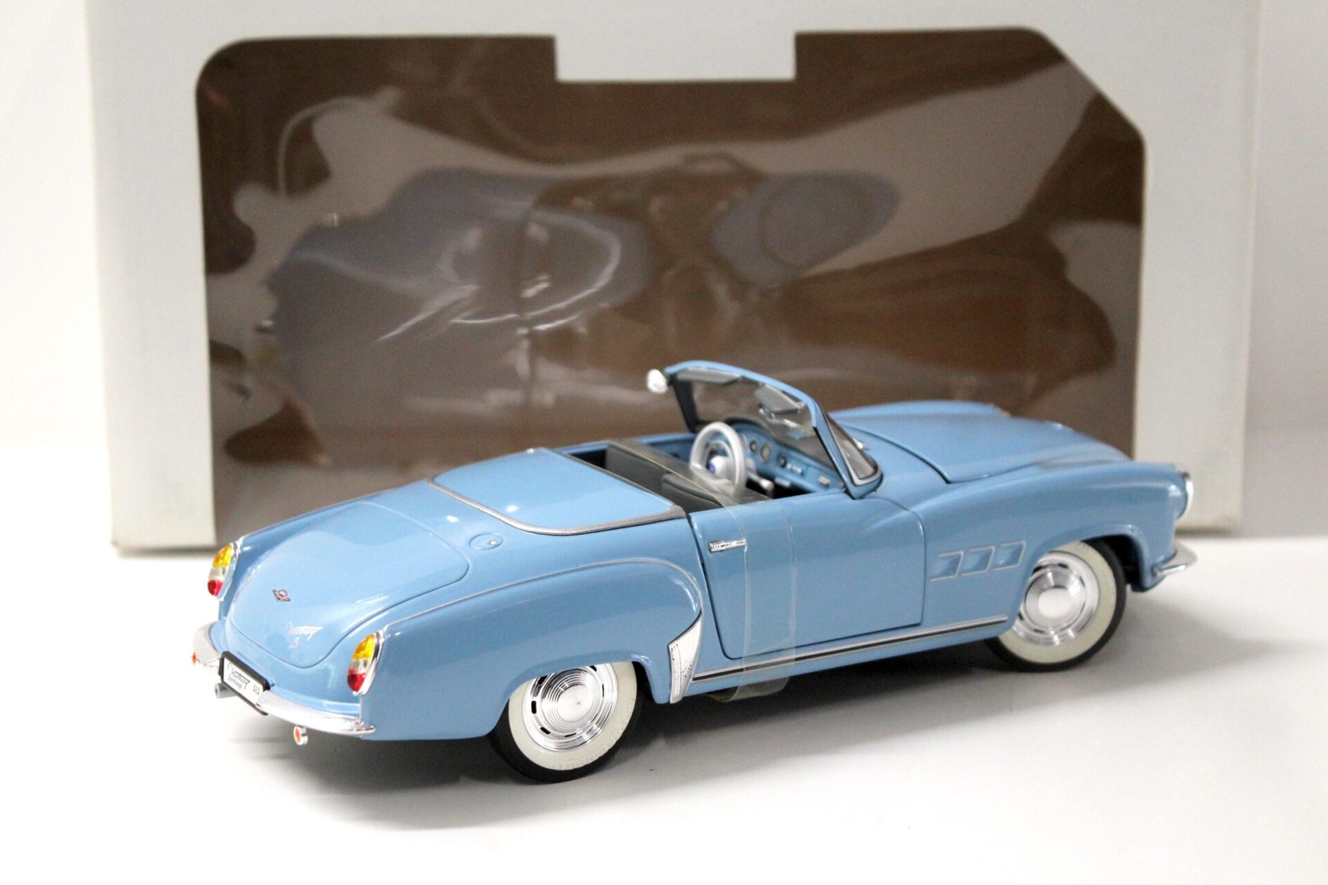 1:18 Revell Wartburg 313 light blue/ grey roof LIMITED SONDERMODELL