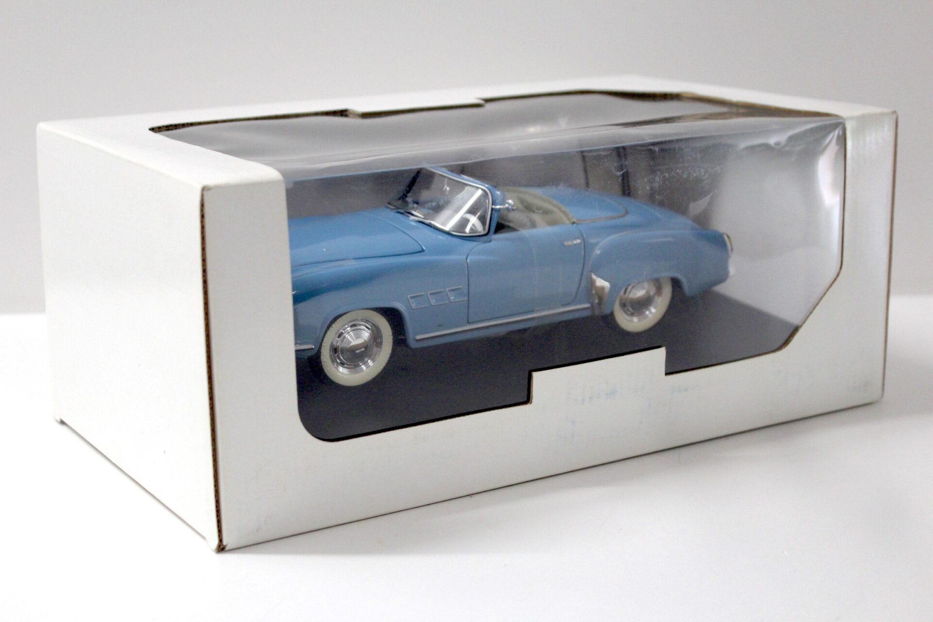1:18 Revell Wartburg 313 light blue/ grey roof LIMITED SONDERMODELL
