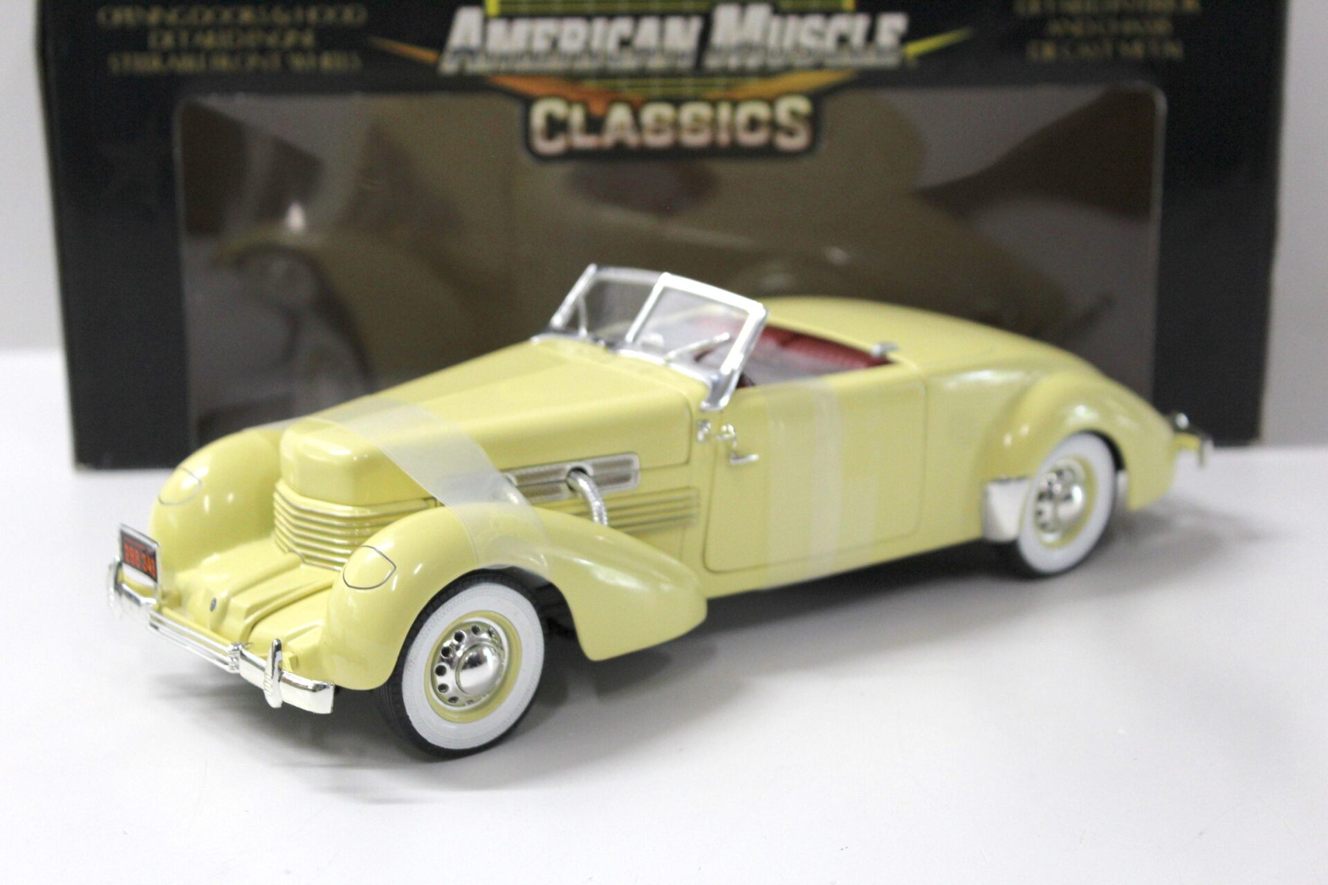 1:18 ERTL 1937 CORD 812 Convertible yellow