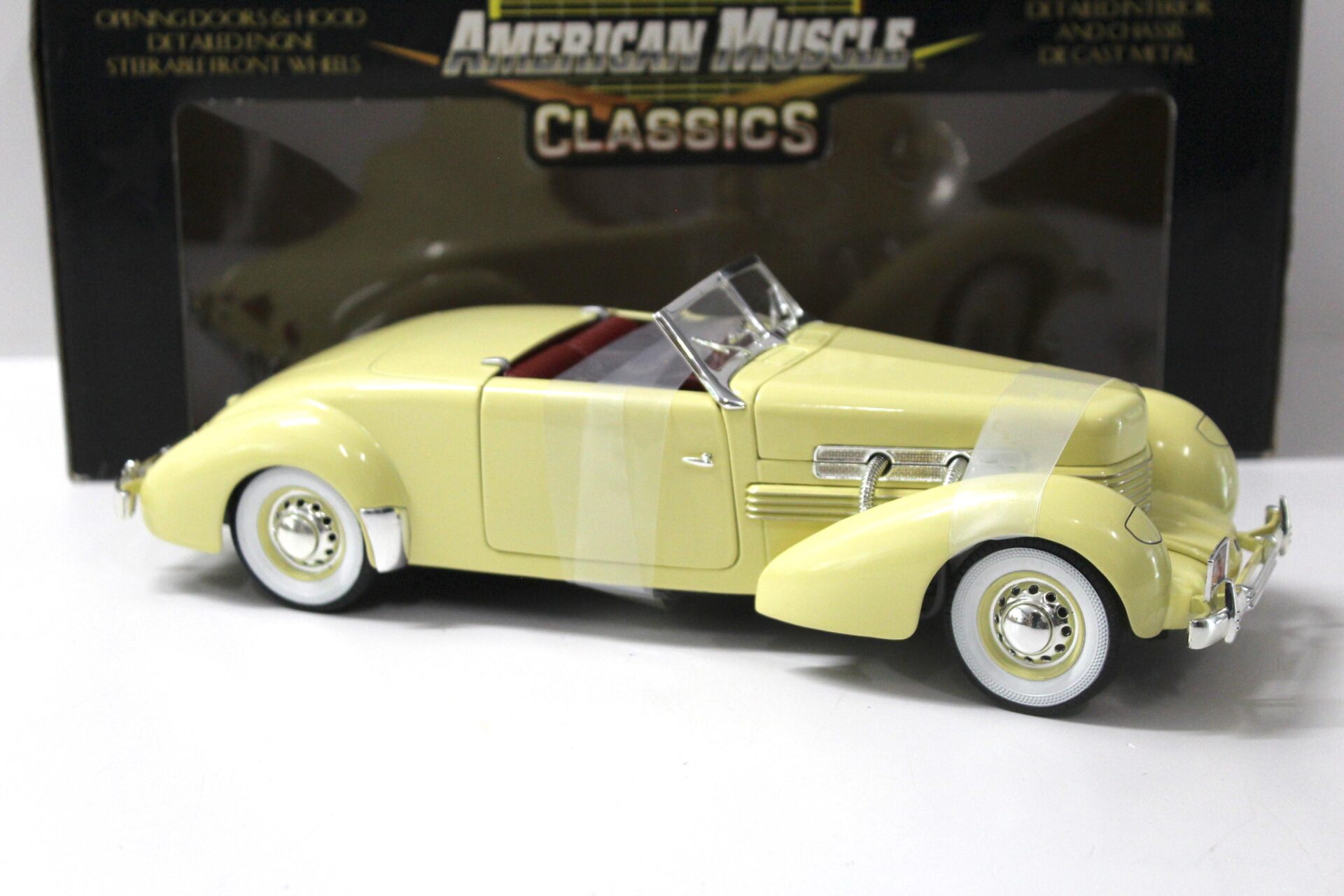 1:18 ERTL 1937 CORD 812 Convertible yellow