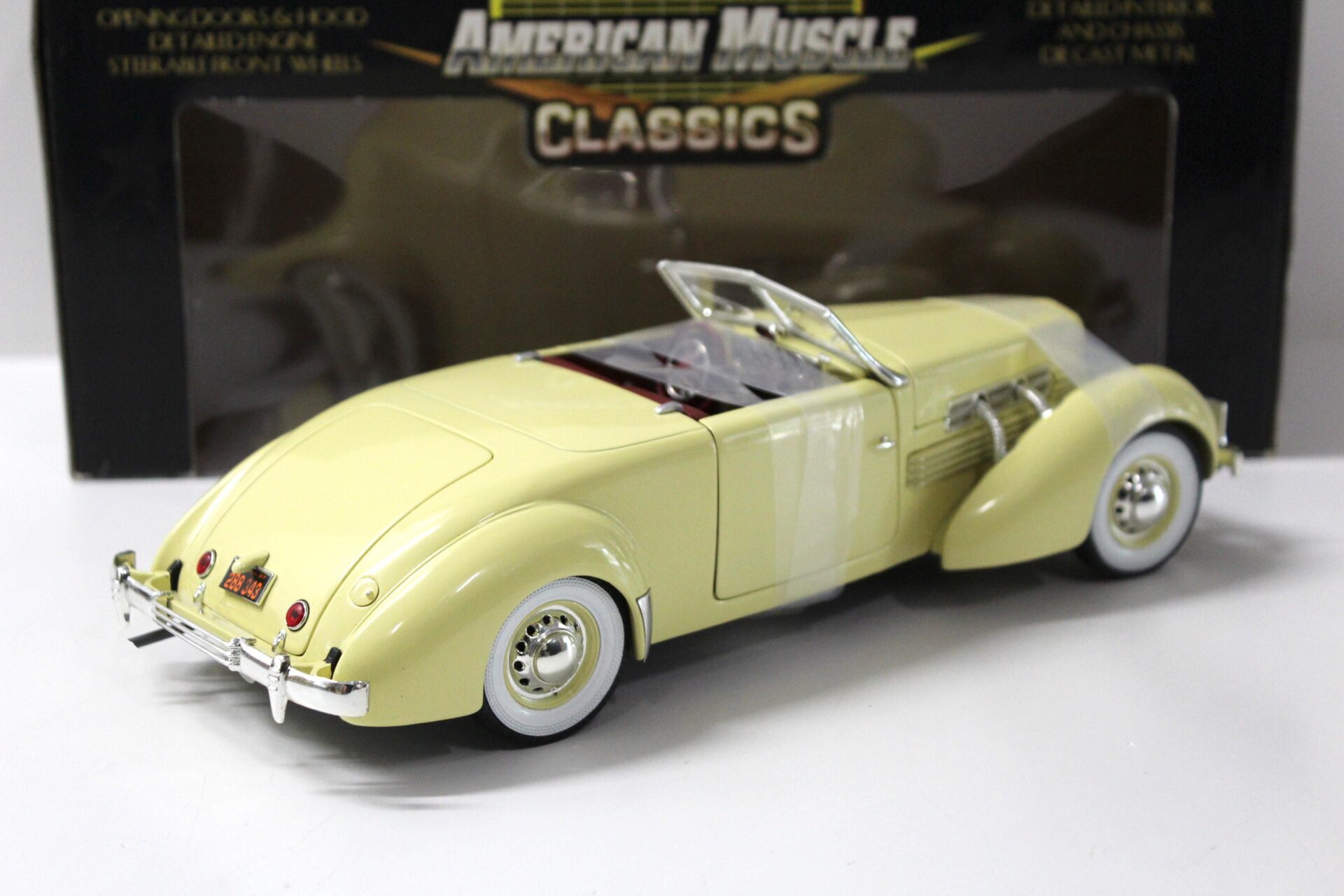 1:18 ERTL 1937 CORD 812 Convertible yellow