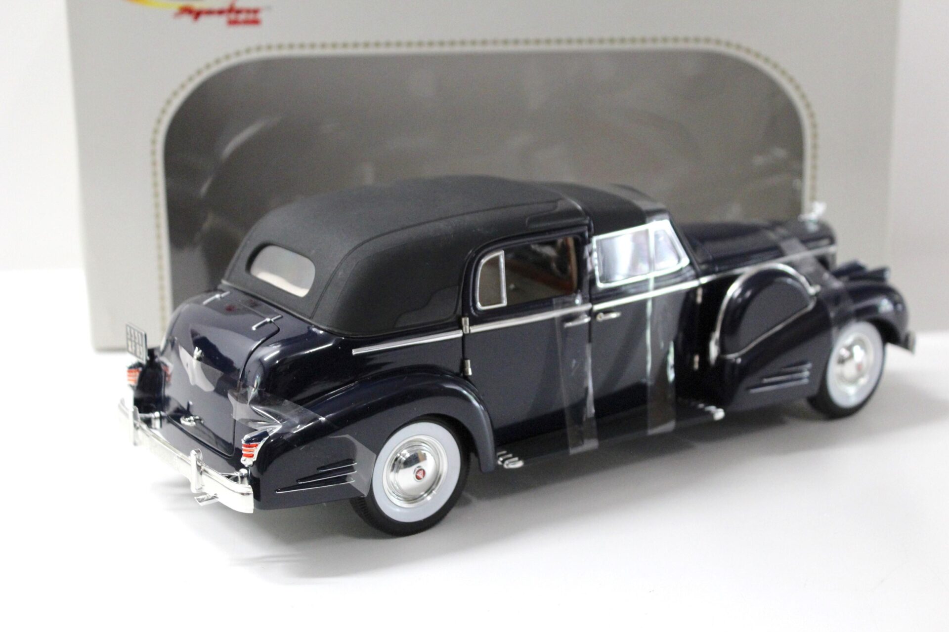 1:18 Signature Models 1938 Cadillac V16 Fleetwood dark blue