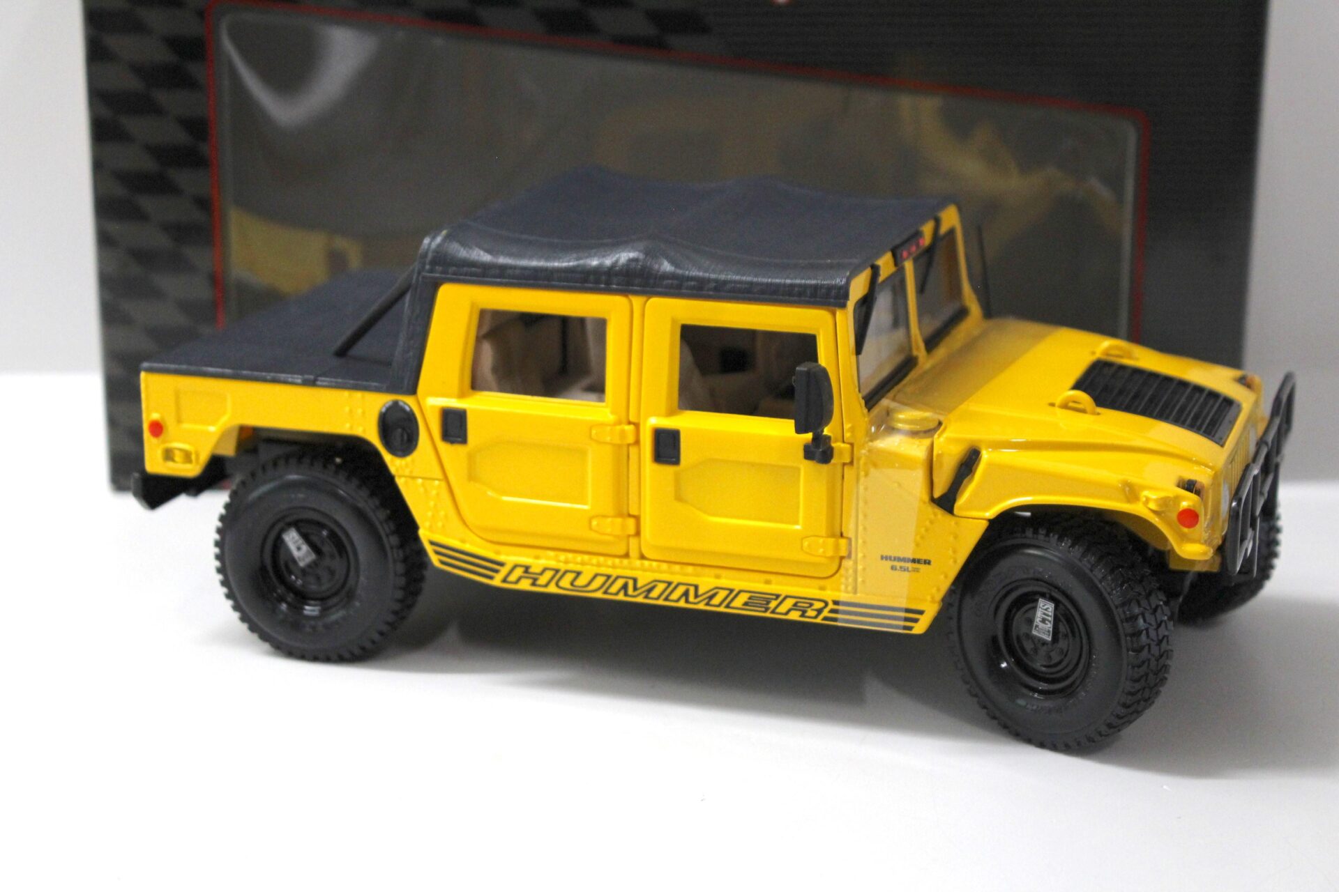 1:18 Maisto Hummer Humvee Soft Top yellow