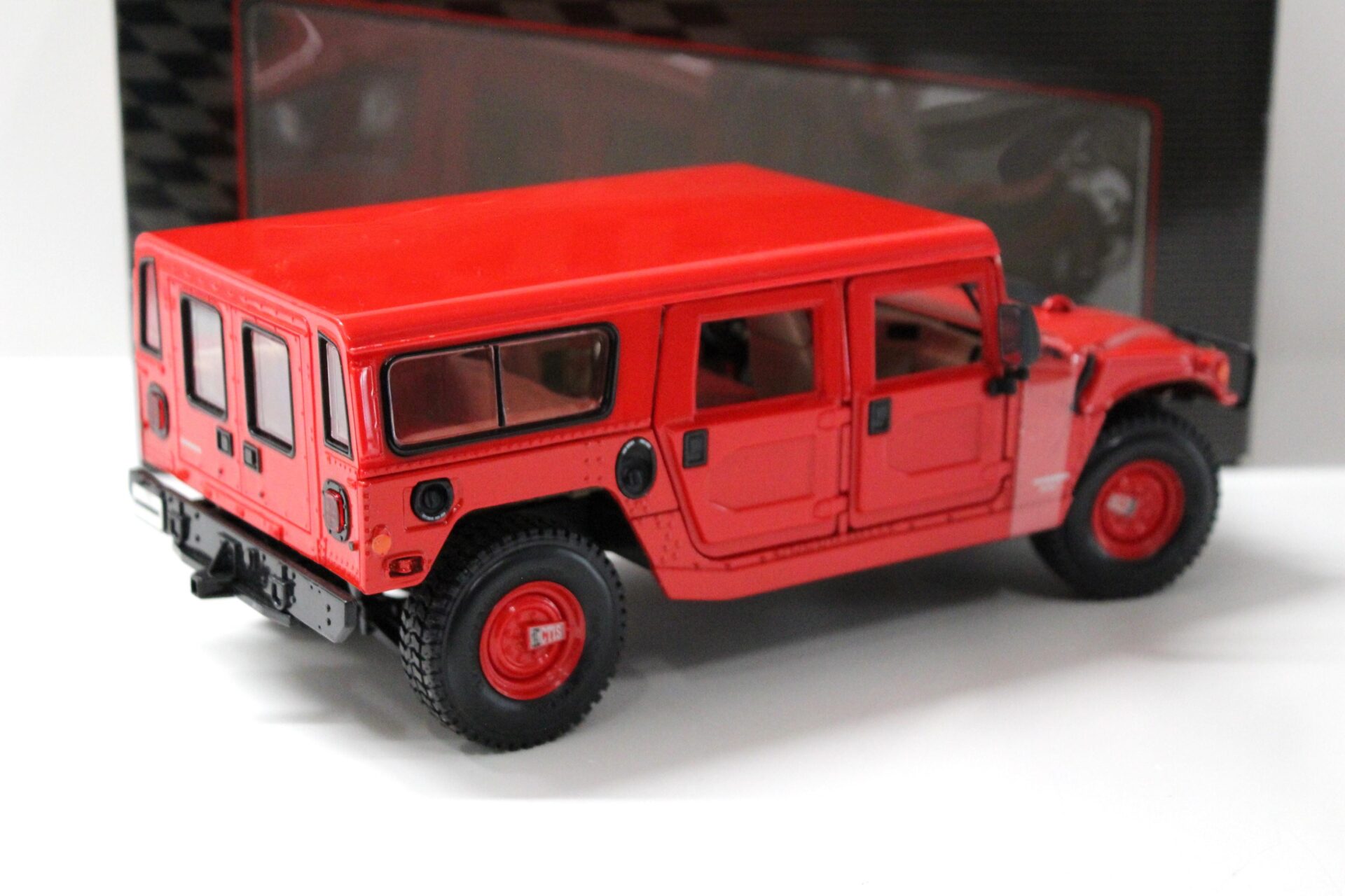 1:18 Maisto Hummer Humvee Station Wagon red