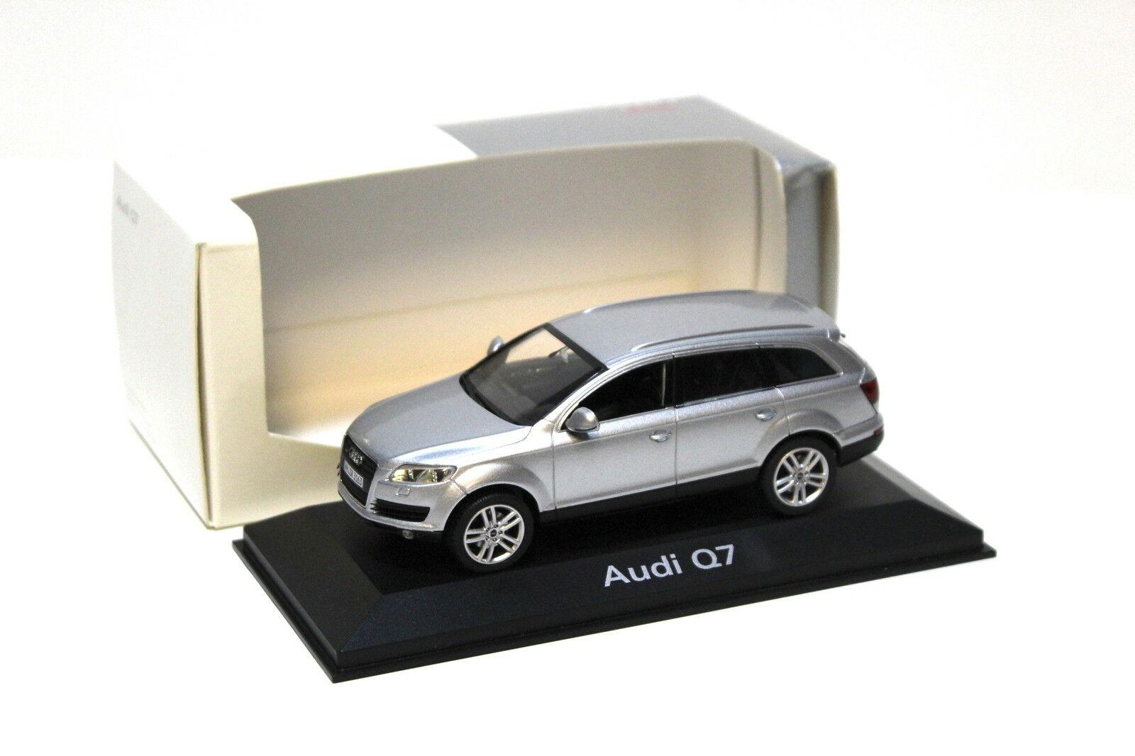 ID 44617 orig.jpg 1:43 Schuco Audi Q7 silver DEALER VERSION