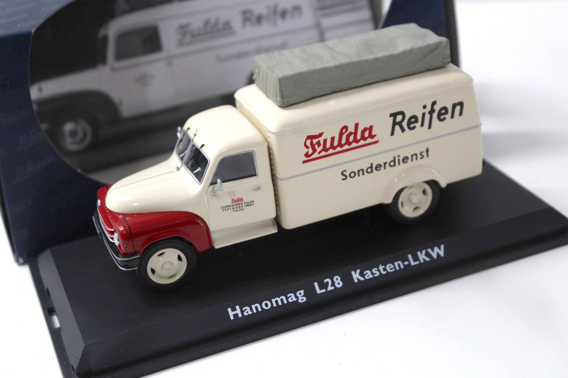 ID 44813 orig.jpg 1:43 Schuco Hanomag L28 Kasten-LKW Fulda Reifen beige