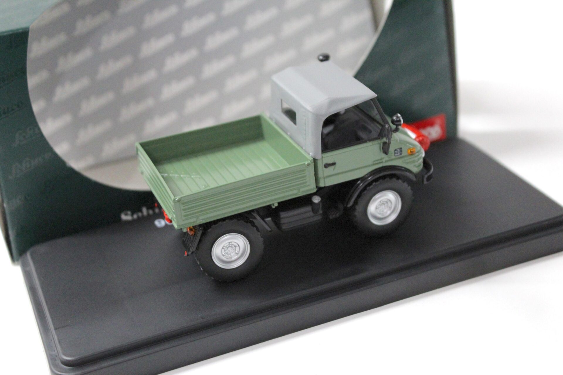 1:43 Schuco Mercedes Unimog 406 green / grey Top
