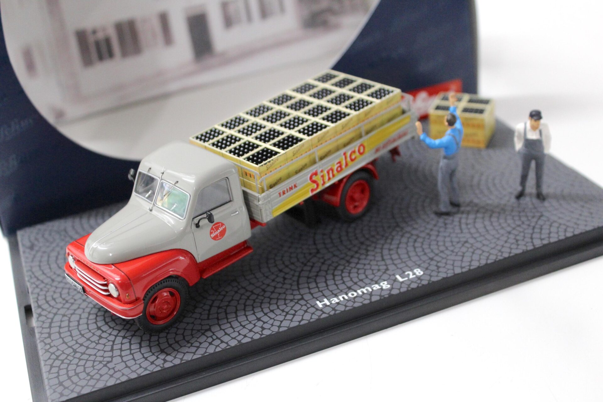 ID 45033 orig 1.jpg 1:43 Schuco Hanomag L28 SINALCO Diorama + Figuren