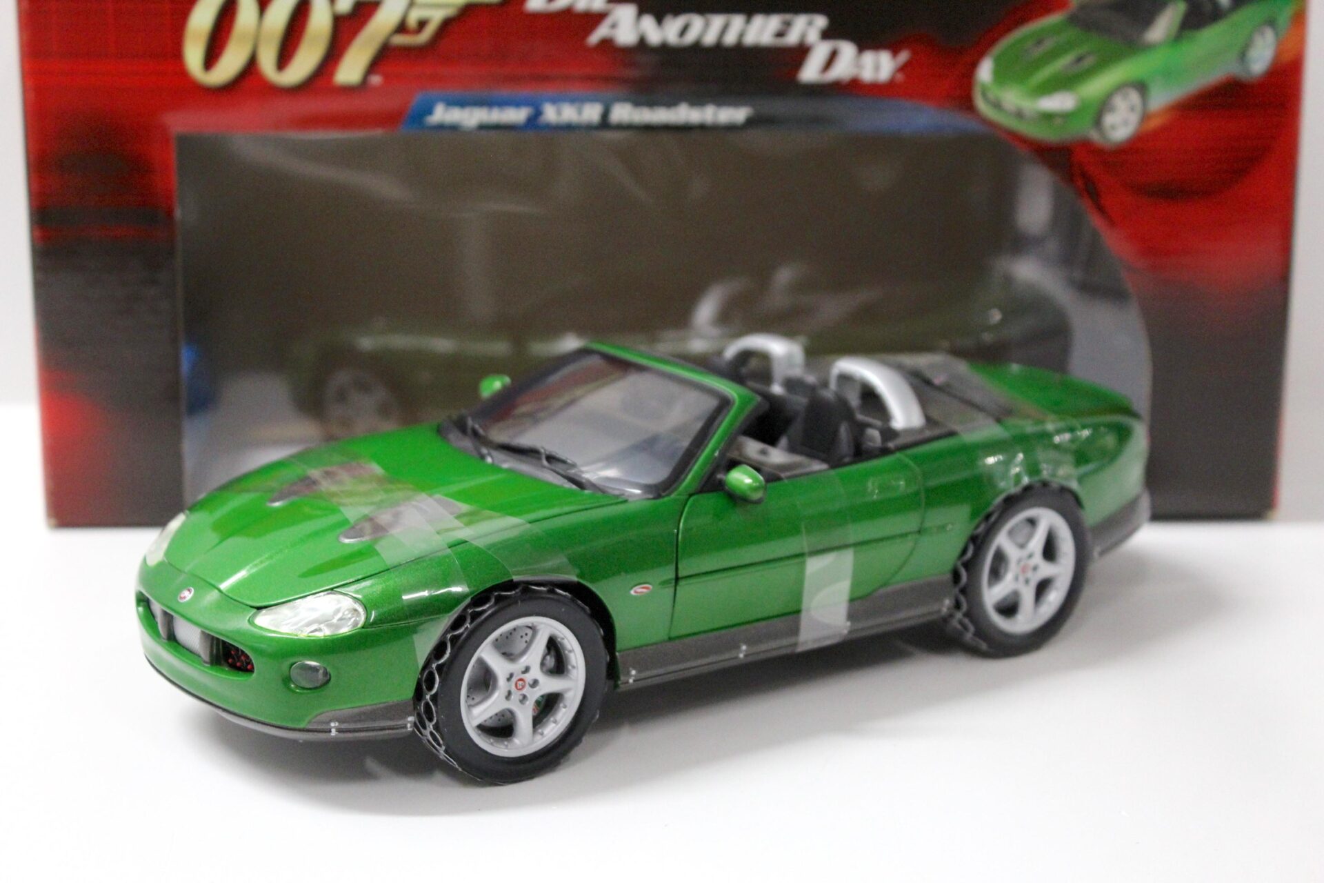 1:18 Joyride ERTL Jaguar XKR Roadster green James Bond "Die Another Day"