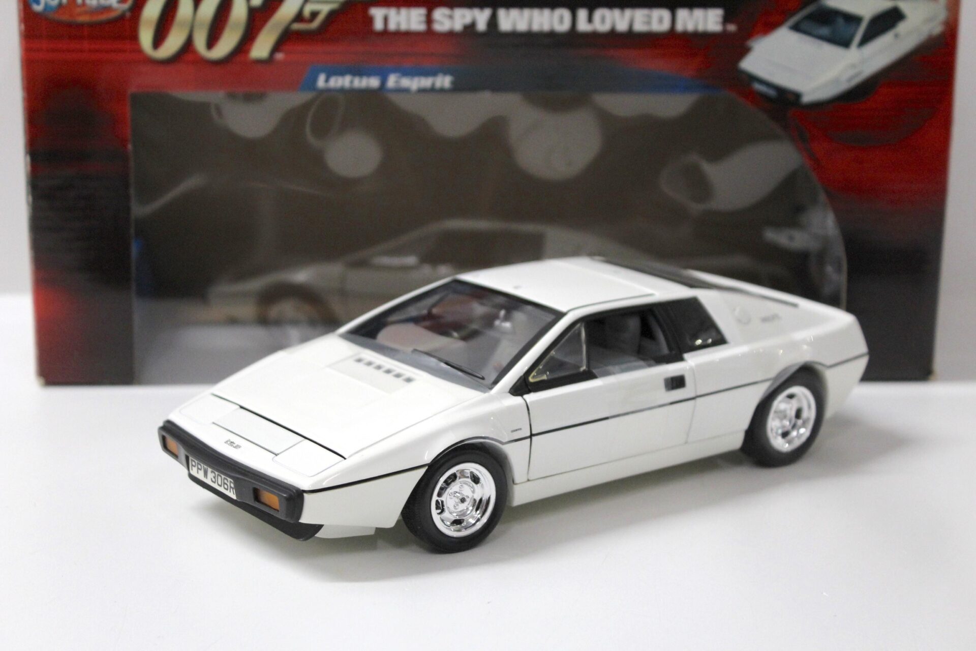 ID 45353 orig.jpg 1:18 Joyride ERTL Lotus Esprit white James Bond "The Spy who loved me"
