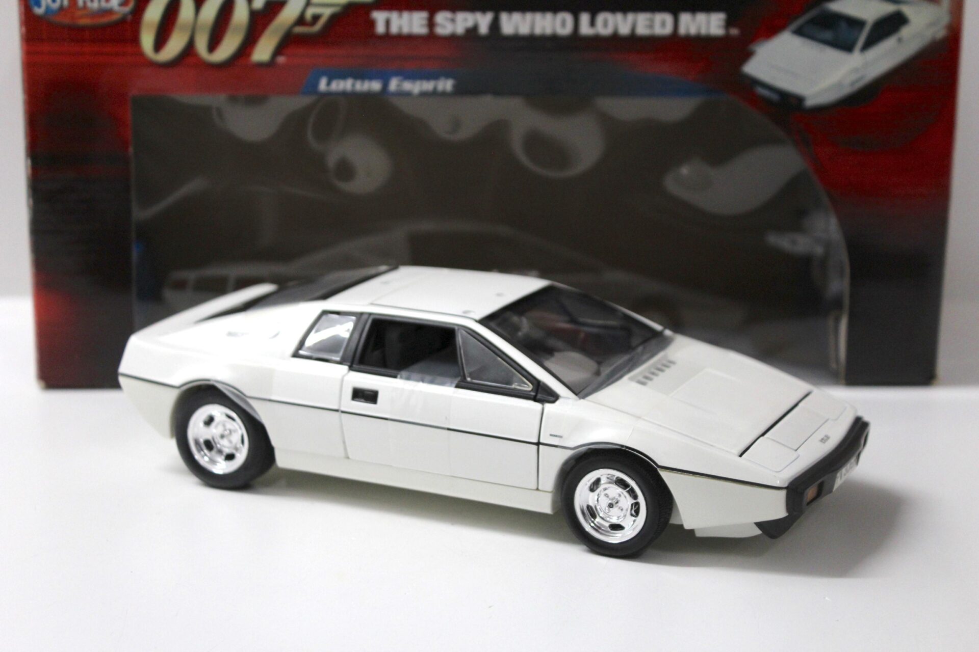 1:18 Joyride ERTL Lotus Esprit white James Bond "The Spy who loved me"