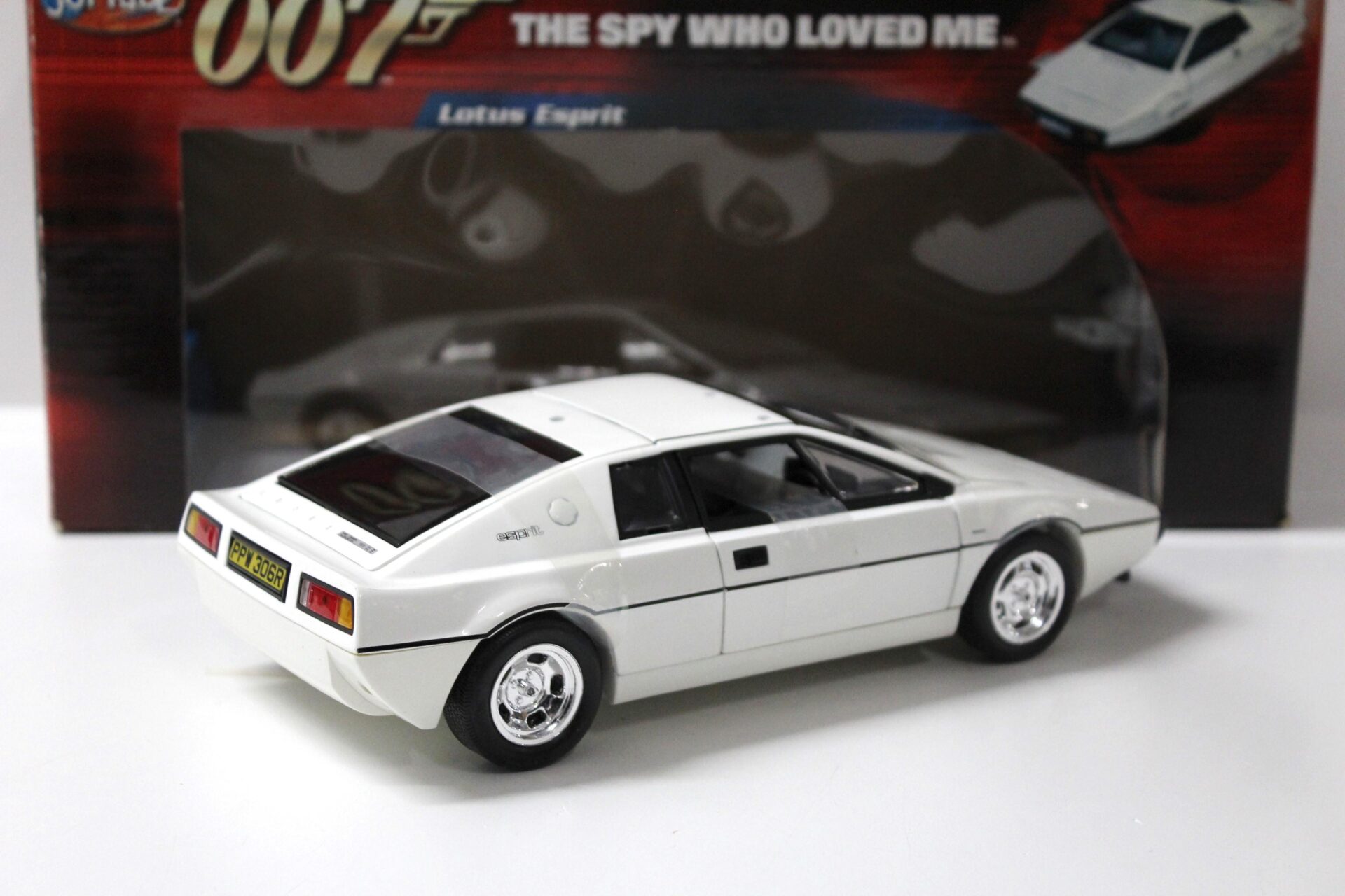 1:18 Joyride ERTL Lotus Esprit white James Bond "The Spy who loved me"