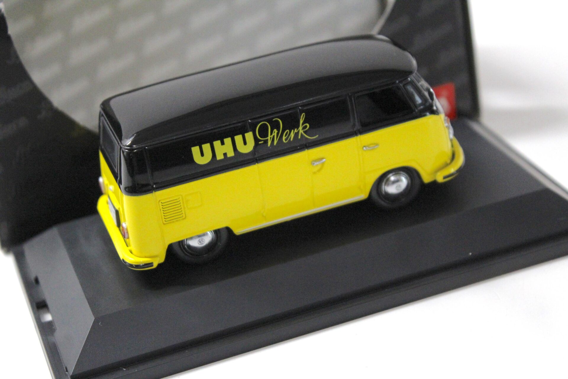1:43 Schuco VW T1 Kastenwagen UHU Werk yellow/ black