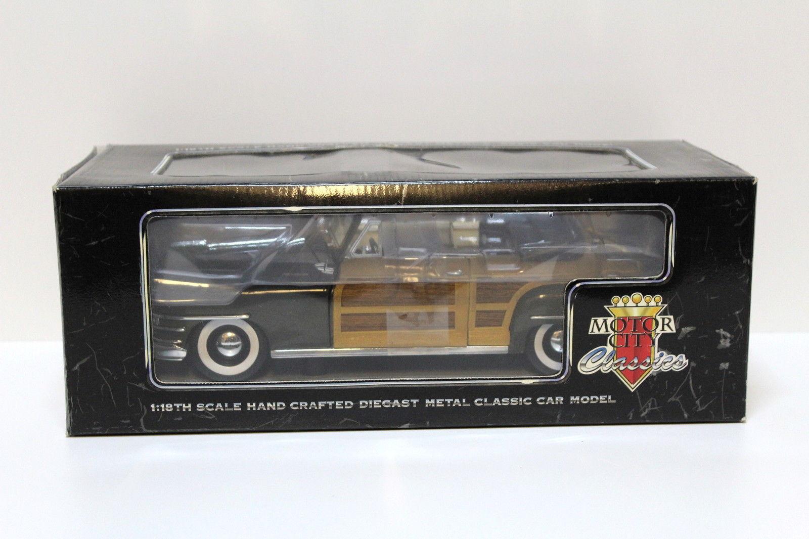 1:18 Motor City Classics Chrysler Town & Country green