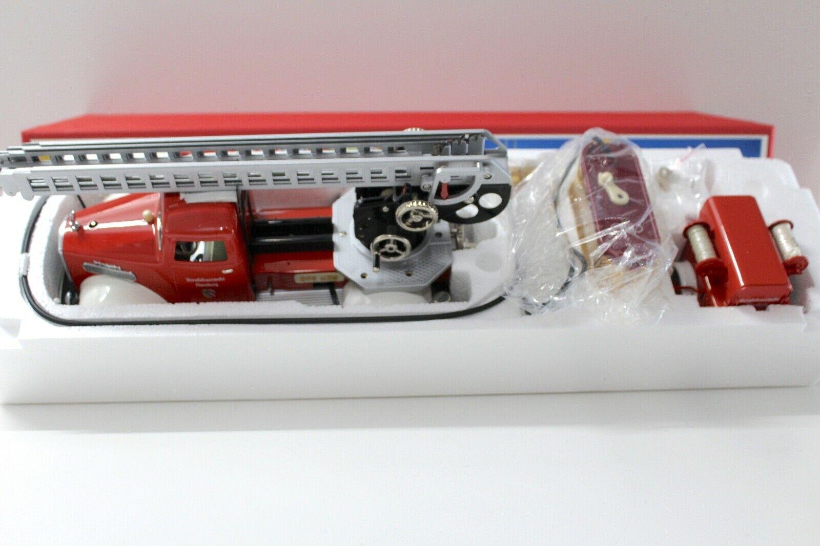 Schuco 00203 Elektro Construction MAN LKW Feuerwehr mit Anhänger red